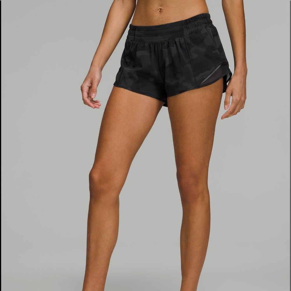 Lululemon Hotty Hot Low-Rised Lined Short 2,5”